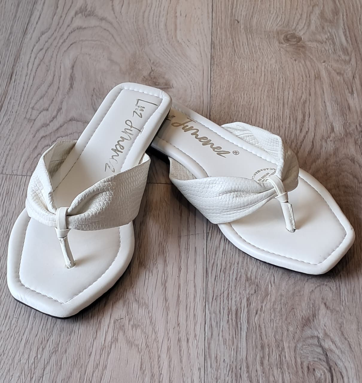 Sandalia Plana Dama Blanco Crema